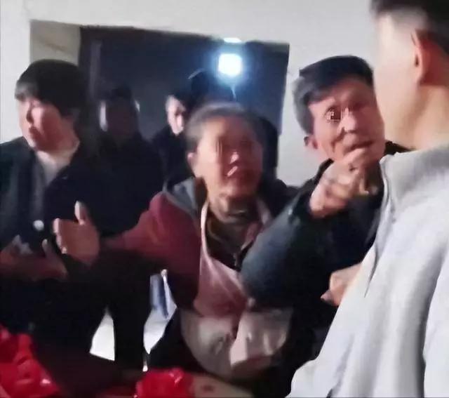 女孩12万彩礼 被爷爷奶奶挪用，用于给父亲再婚。彩礼从18.8万降到12.8万。