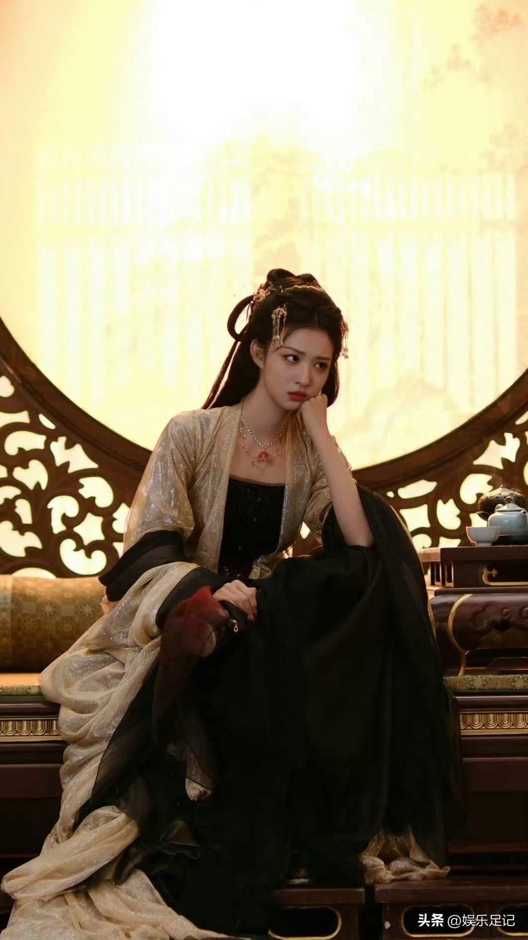 王楚然× 庾晚音
* 鎏金夜纱裙