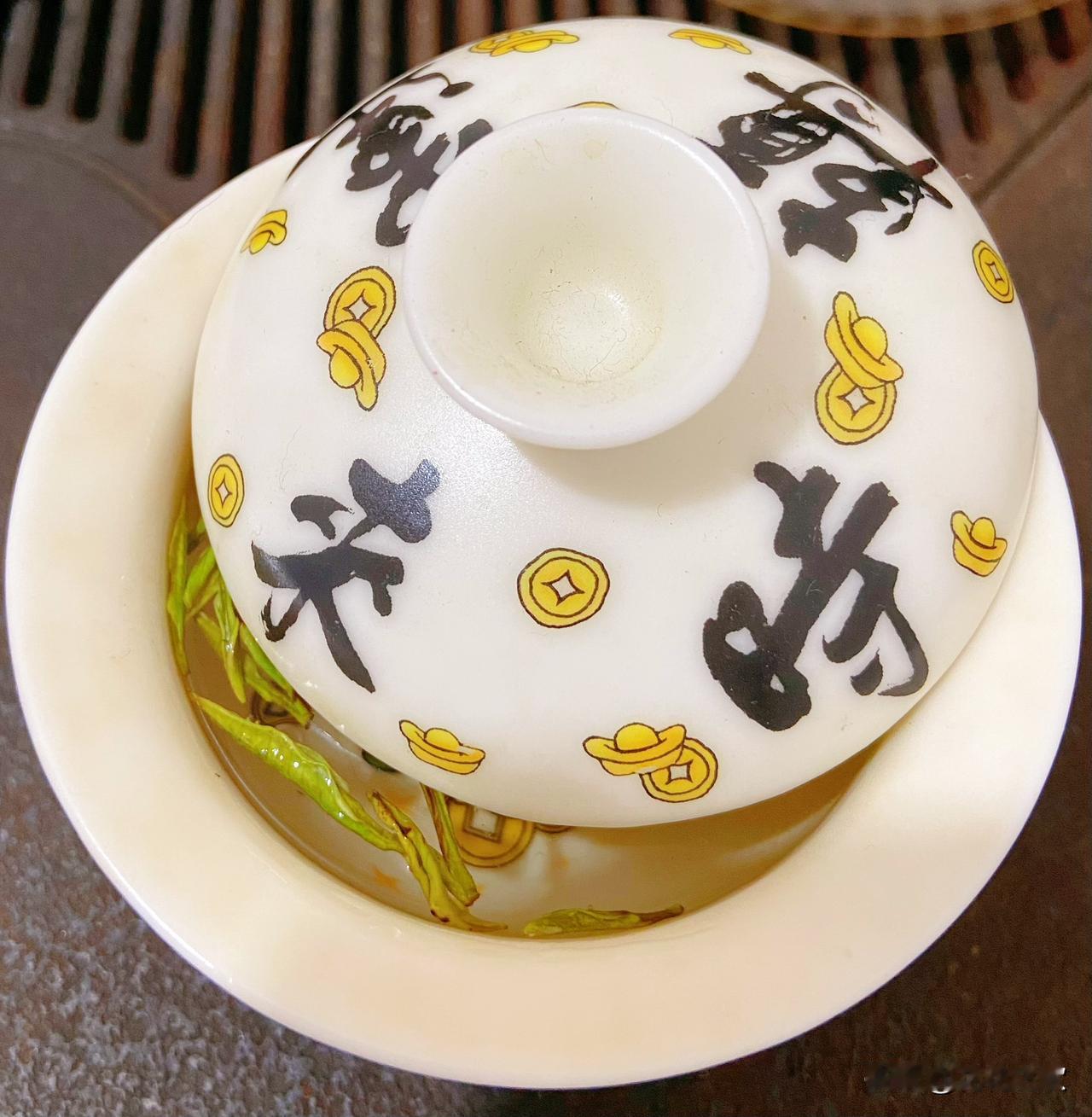 现在唠嗑可不仅仅是小板凳一坐，面对面围成圈的你一句我一句的东家长西家短了～

现
