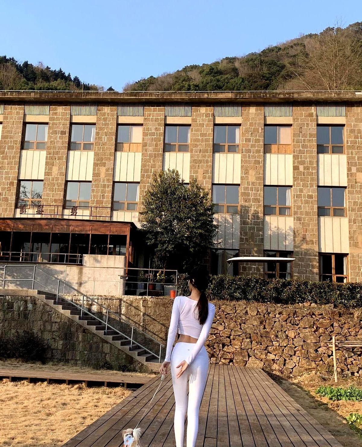 国家标，不讲玄的，就一条：裤头不勒，才是真本事。
以前买瑜伽裤，看的是腰线收不收