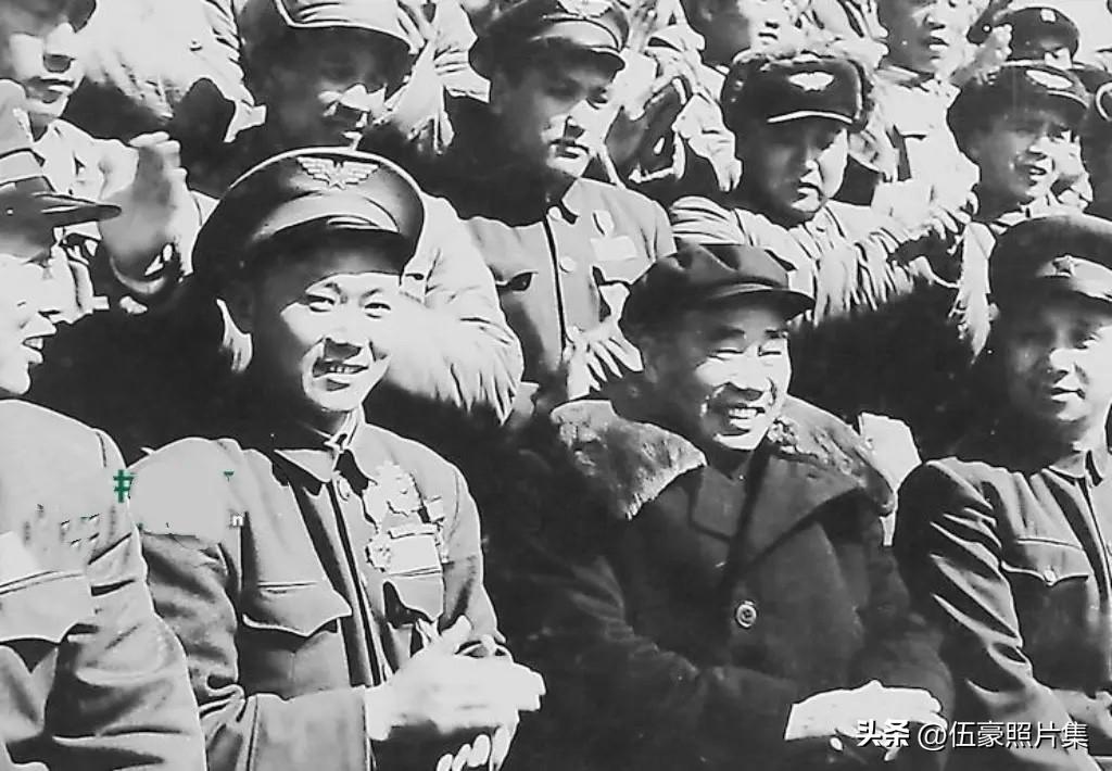 1955年3月28日，空军英模大会上，国防委员会副主席朱德（前右二）与总参谋长粟