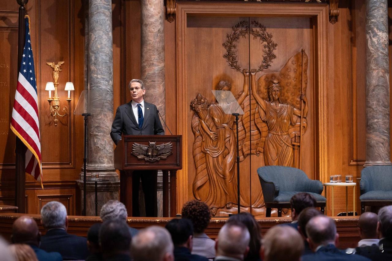 美国财长贝森特今天发文说：“伊朗利用金融系统出售非法石油，洗钱，为其核武器和常规