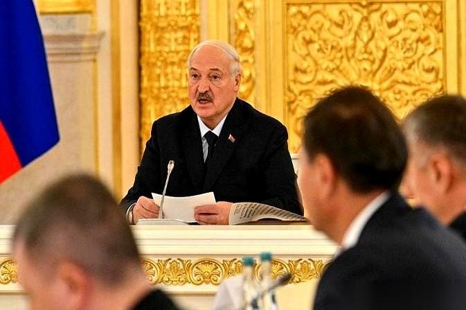 “要是哪天他们开始夸我，那才是真要出大事了！”
白俄罗斯总统卢卡申科，当着一堆记