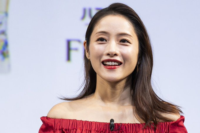 石原里美或将接拍富士台10月档新剧。剧本由曾写出《非自然死亡》的野木亚纪子操刀，