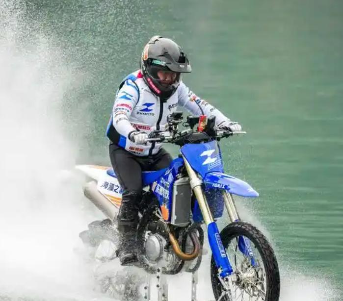摩托水上漂！回到家乡锦江冲纪录，17年了结当年落水遗憾。

说实话，头一回刷到这
