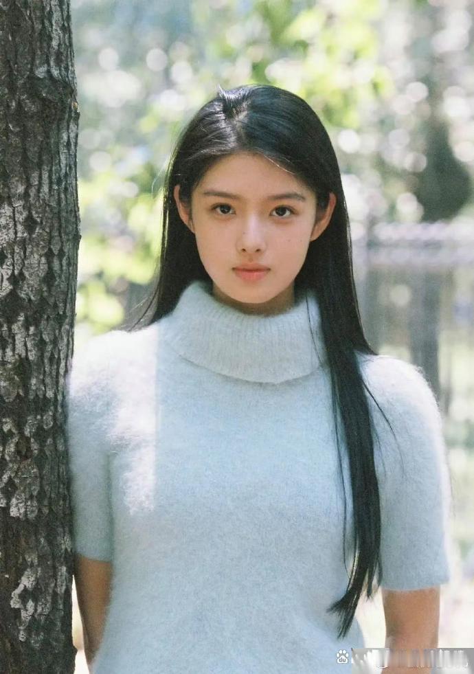 艾米妹妹的审美略显普通，团队搭配也不尽如人意。原本身形适中，却选择了过于厚重的装