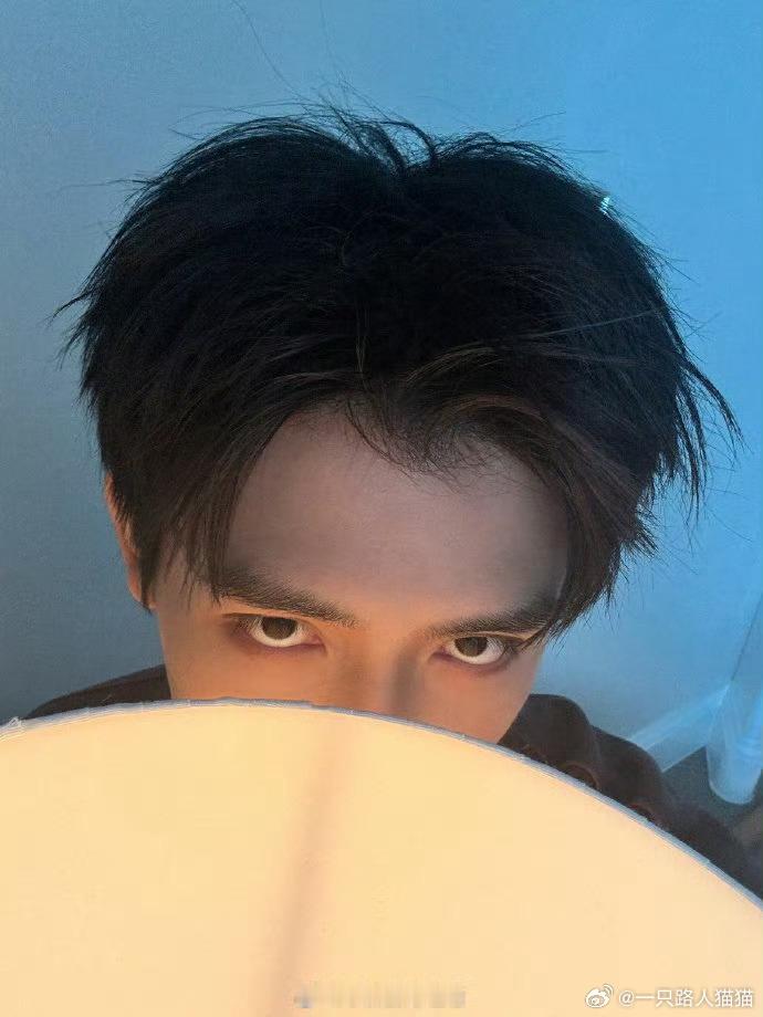 陈飞宇看见啥了陈飞宇拍的这组照片氛围感拉满啊，好奇他看见什么了，眼神如此深情 