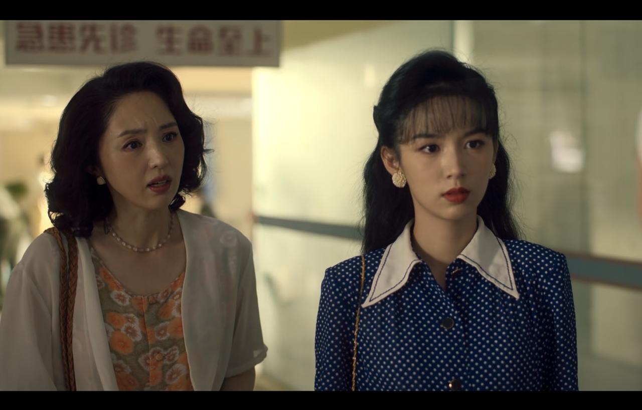 董璇早就该多出来演戏了，
人长的漂亮，演技也不错。
我看她演的第一部剧是《闯关东