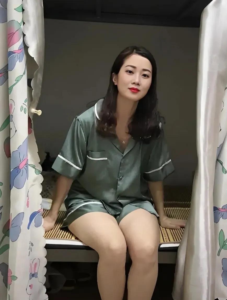 在那个繁华的都市，小杨和小丽相遇了。他们都是普通的打工族，为了生活四处奔波。有一