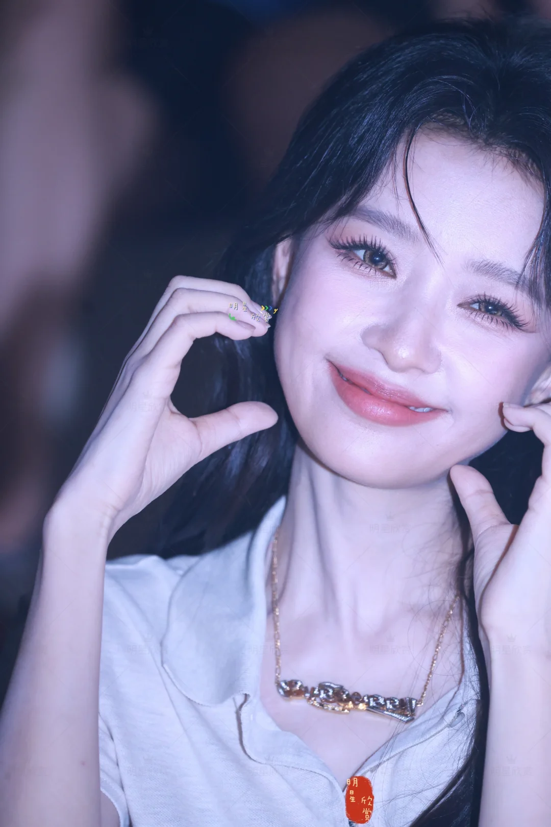怼脸拍了这个脸颊比心的漂亮怡