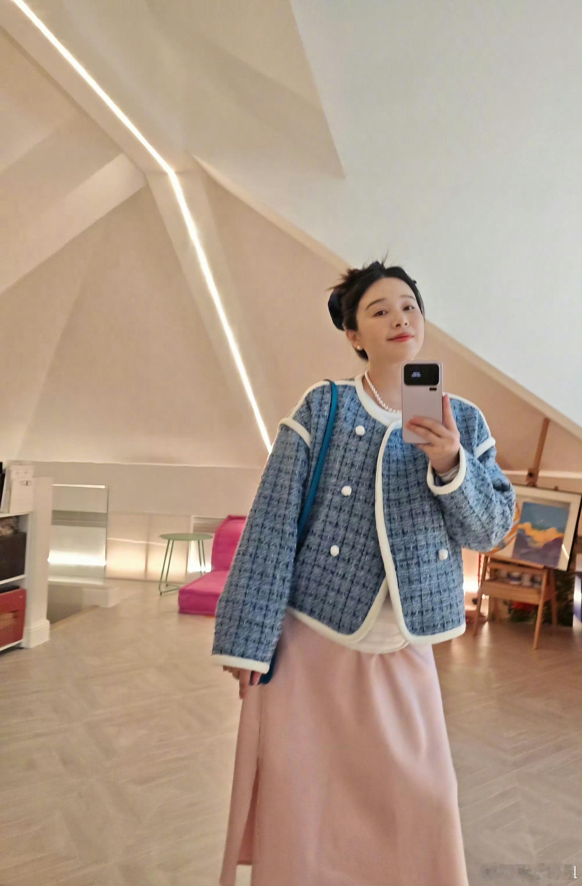 虽然但是，怀孕了五官还是这么漂亮，很难不喜欢呀 