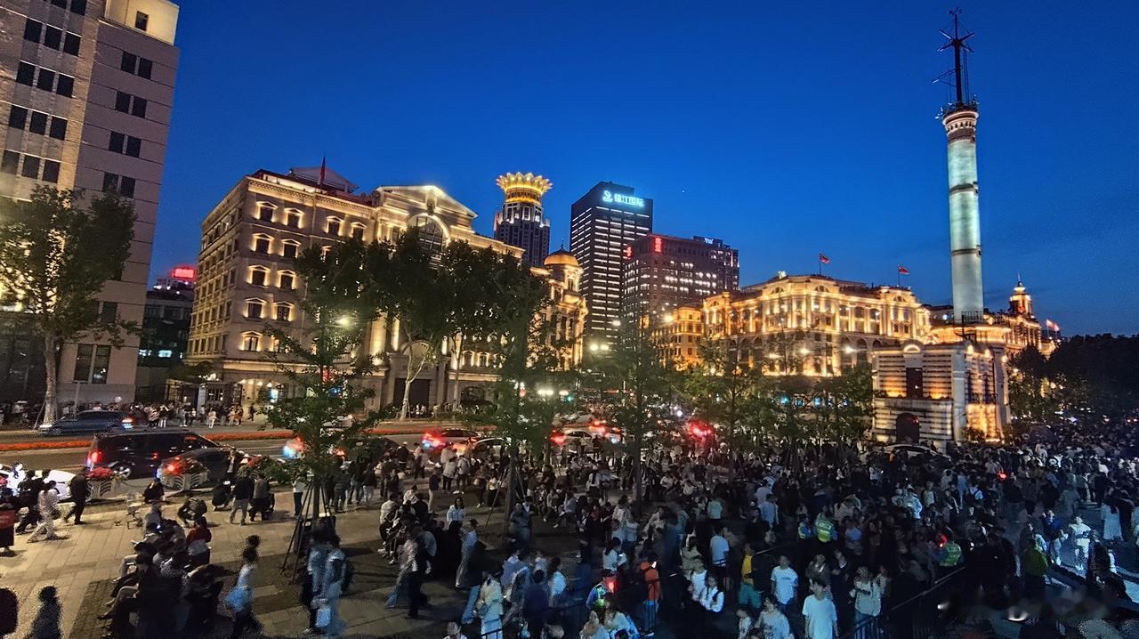 分享一张最近随手拍的照片外滩街景随手拍