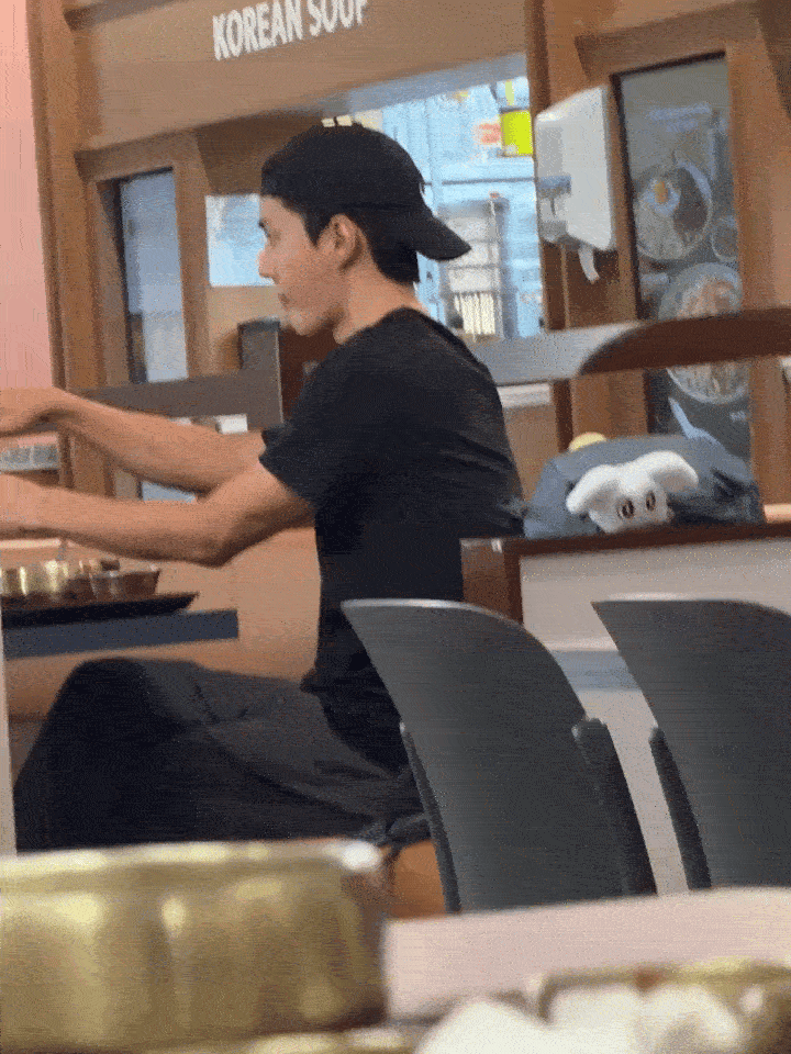 吴世勋吃完不忘端盘子走此男就是越素越帅哇！完全乖宝来的，吃完饭还不忘收拾利索端盘