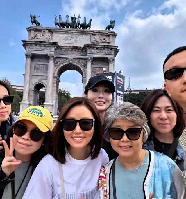 林心如带母亲米兰出游图片曝光！76岁白发妈妈的气质太惊艳