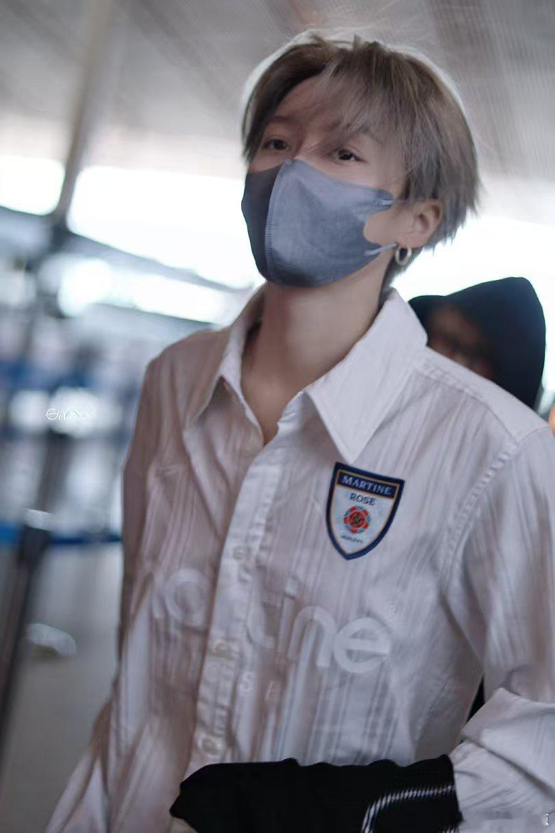 刘雨昕你好星期六你好星期六 长沙限定帅气已签收！刘雨昕白衬衫造型适配度满分，录制