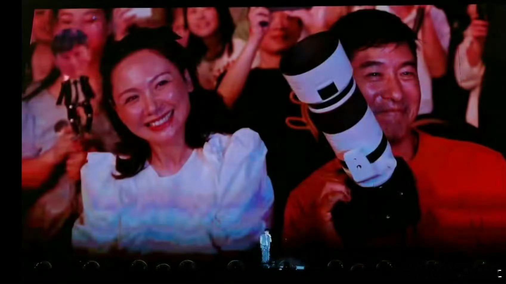 张杰新站姐何蓝逗张杰站姐何蓝逗继郭晓东、罗云熙两任站哥后，张杰演唱会来了个新站姐