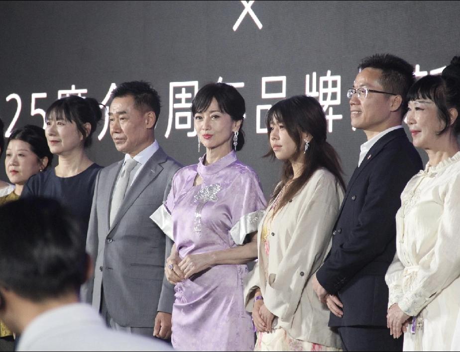 突然觉得赵雅芝活的也挺累的，
不是嫉妒她的美貌，
而是心疼她在聚光灯下的每一秒。