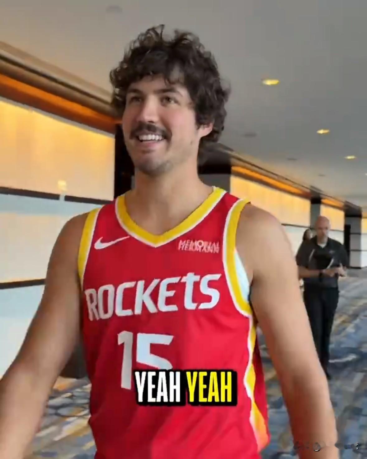 谢泼德改头换面了

NBA官方分享在火箭球员谢泼德媒体日个人视频，并配文：“谢泼