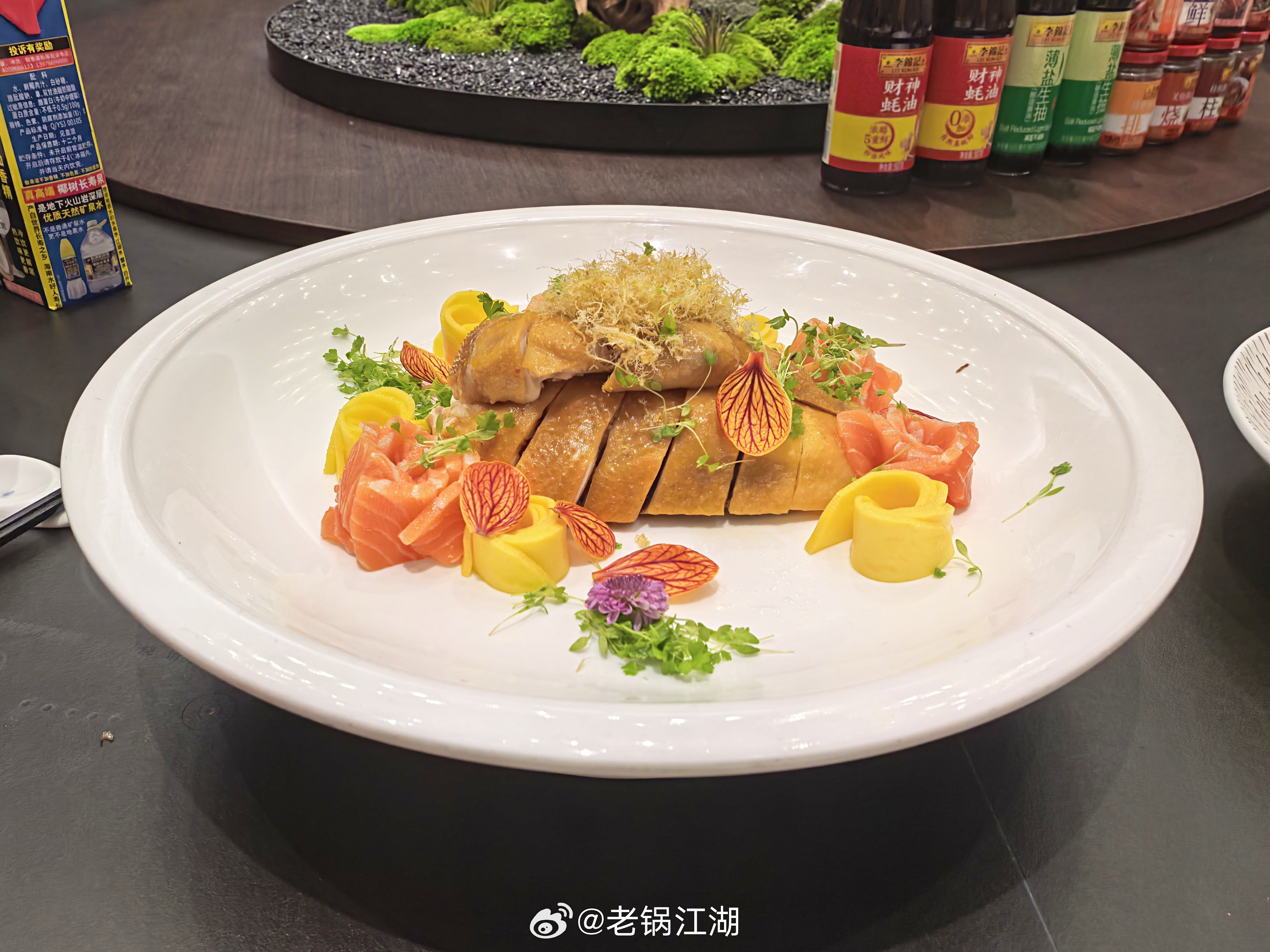 红叶私厨的精致菜肴。珍材入馔，巧制纷呈，风味绵长；于雅席清欢间，赏闽厨巧思之妙。