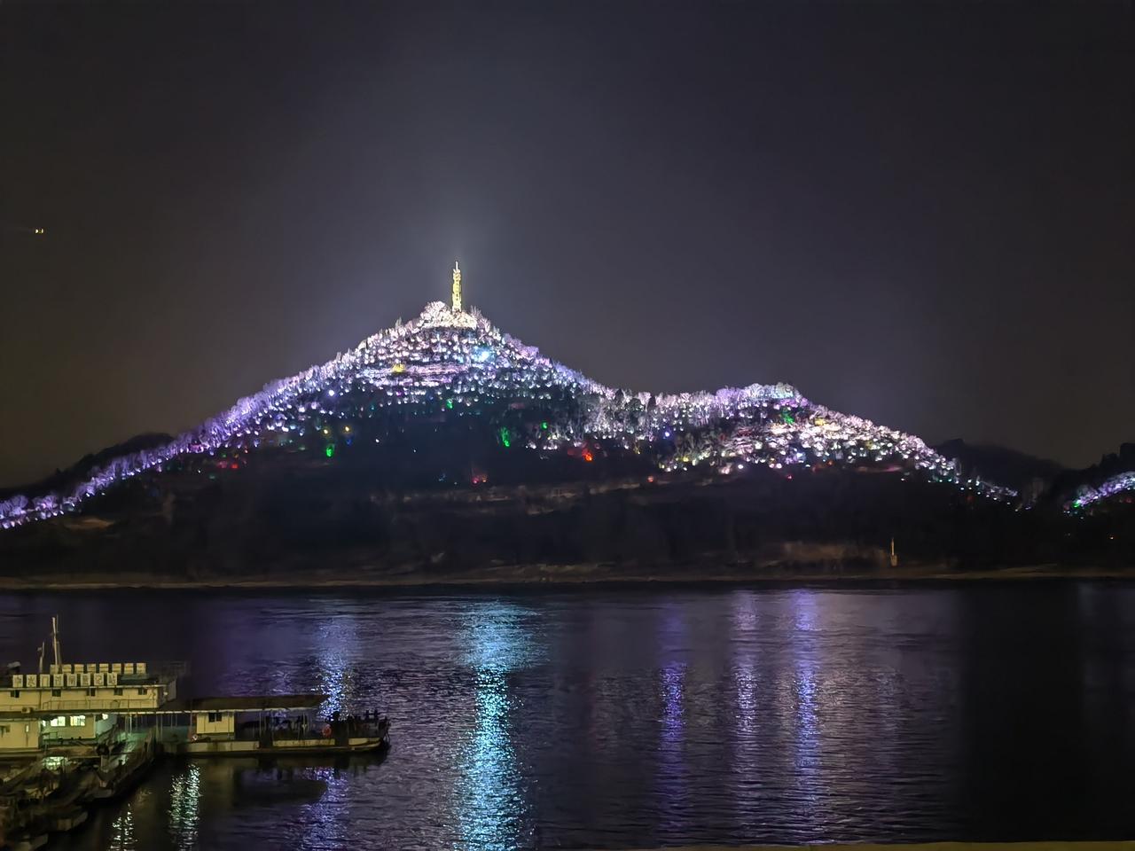 美丽的宜昌夜景究竟如何? 宜昌的夜景美得让人窒息！当夜幕降临，葛洲坝的灯火倒映在