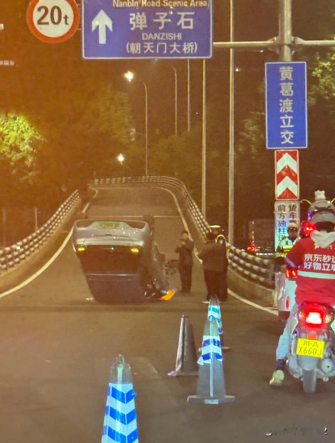 一定是导航误导了他，老师，这里不让翻跟头儿。
回家路上遇到的，堵车堵惨了，不过好