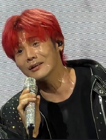 在广西演出的李荣浩，热惨了！哈哈哈哈哈哈哈哈 