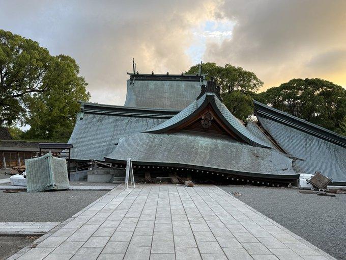 熊本县遭遇震度 7 的 7.1 级强震，剧烈震动重创八代片区，不少日式古建筑没能