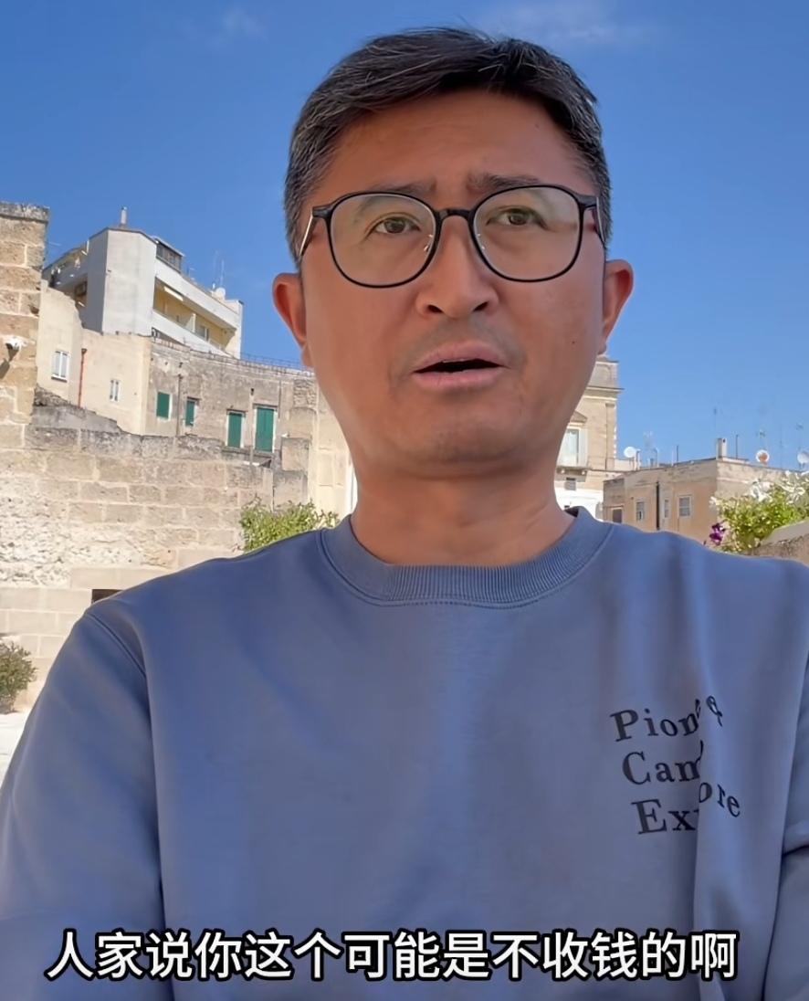 看到一个小视频，急诊不收费！很好！[赞] 这位旅游博主说，日前，他和几个朋友正在
