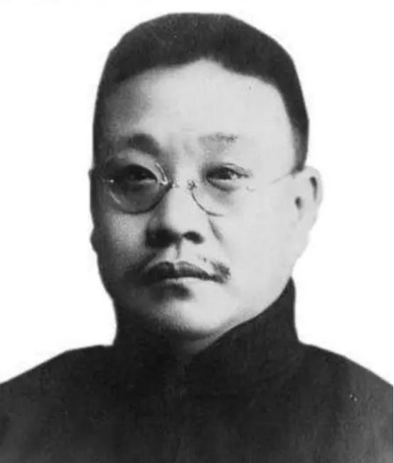 1904年，通房丫李氏，站着侍奉丈夫与正妻长达33年。这日，她正在盛饭。谁知，管