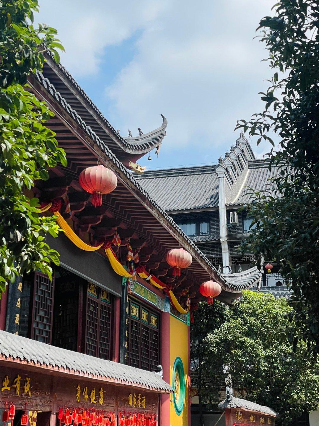 每次来拜拜的地方都会觉得灵魂被熨烫了一遍以前觉得需要发财、需要行大运现在觉得需要