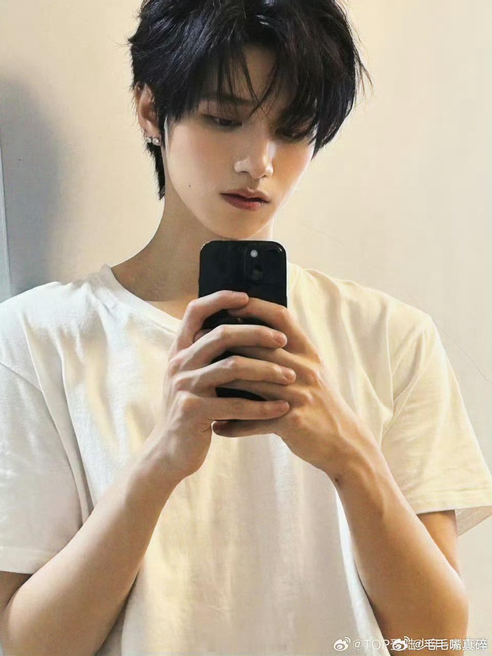 朱志鑫深夜自拍。棍帝硬帅 ​​​