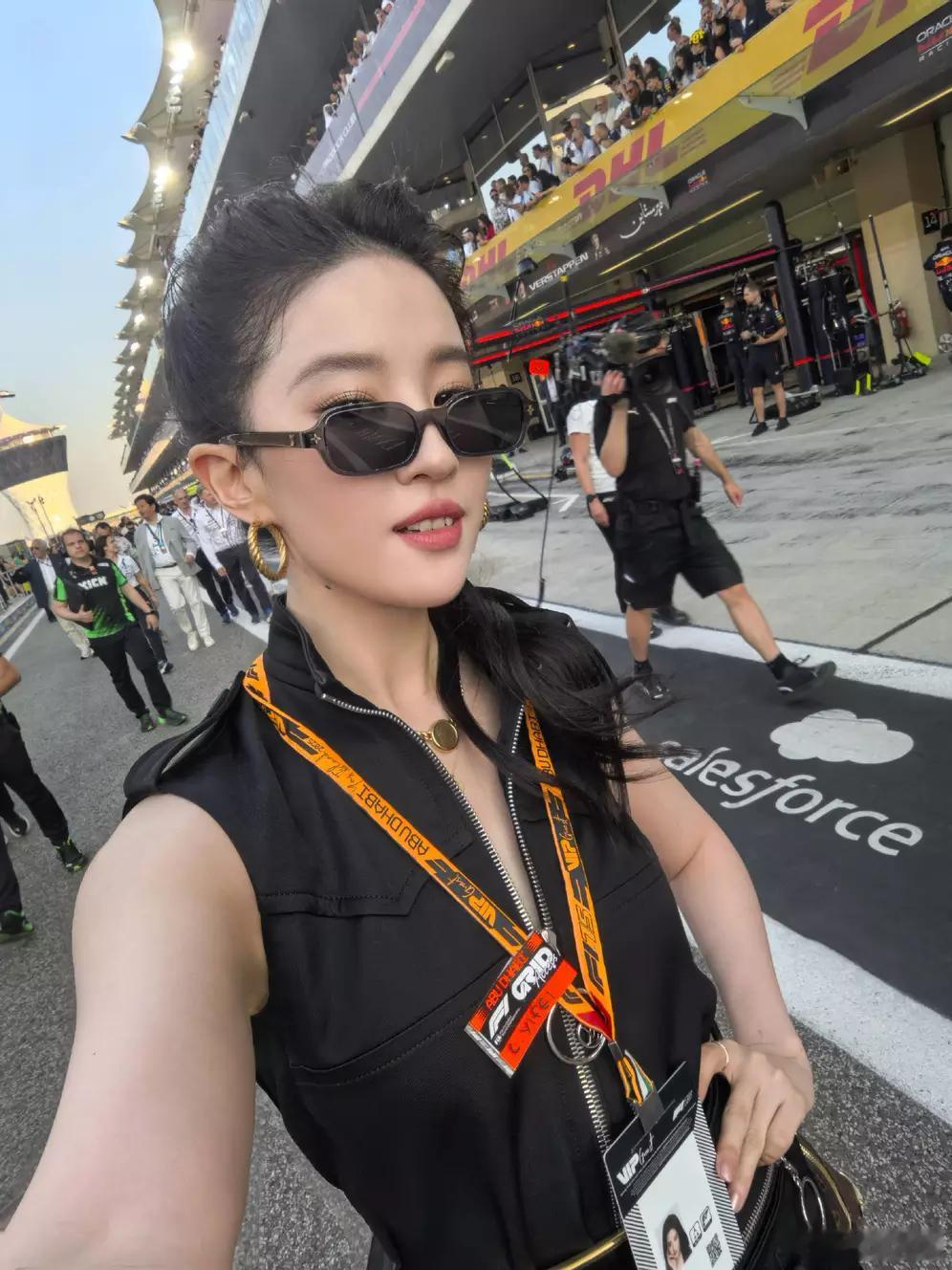 分享娱乐分享娱乐 刘亦菲观看F1阿布扎比大奖赛！全黑Look秒变时髦女郎又美又飒