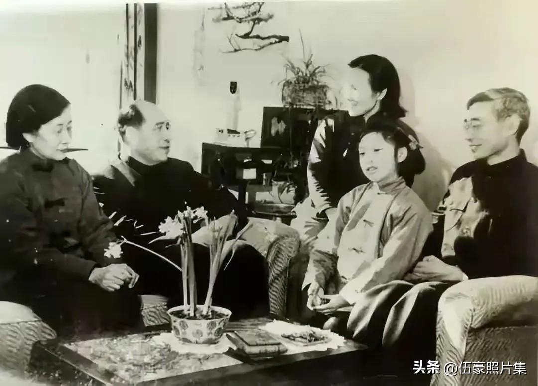 1957年春节，著名物理学家汪德昭（左二）与夫人李慧年（左一）看望郭永怀、李佩夫
