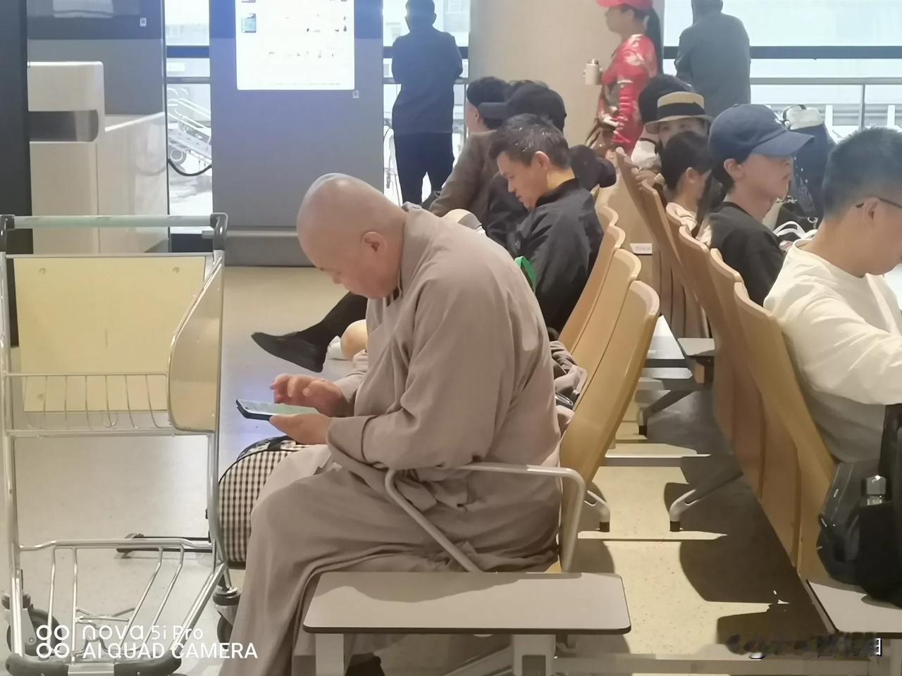 看大师在等飞机的时间里，都在忙于研究佛法。