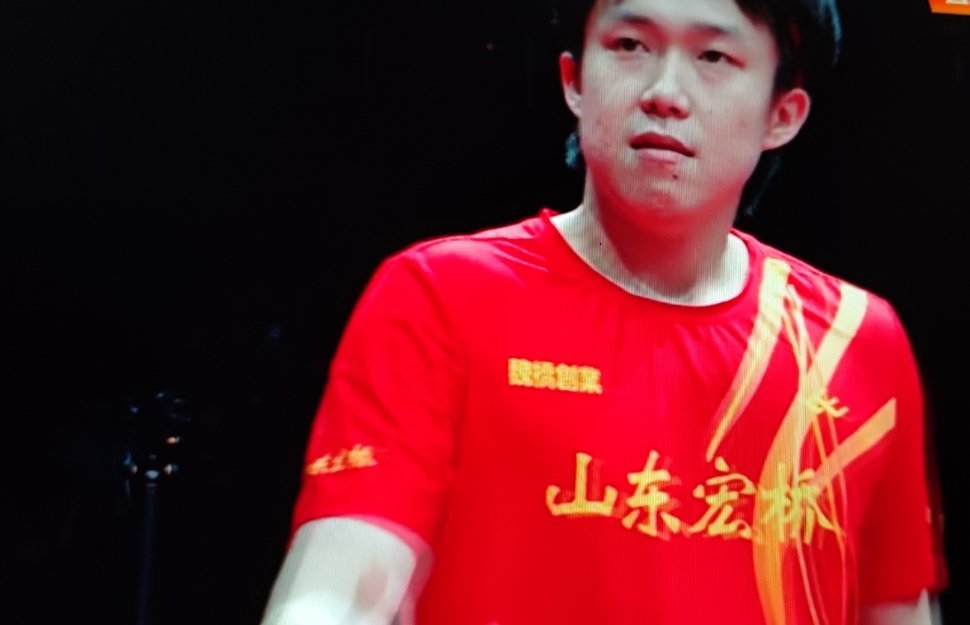 2025乒超总决赛，山东魏桥队与上海地产集团队的半决赛，男单对决，王楚钦（魏桥队