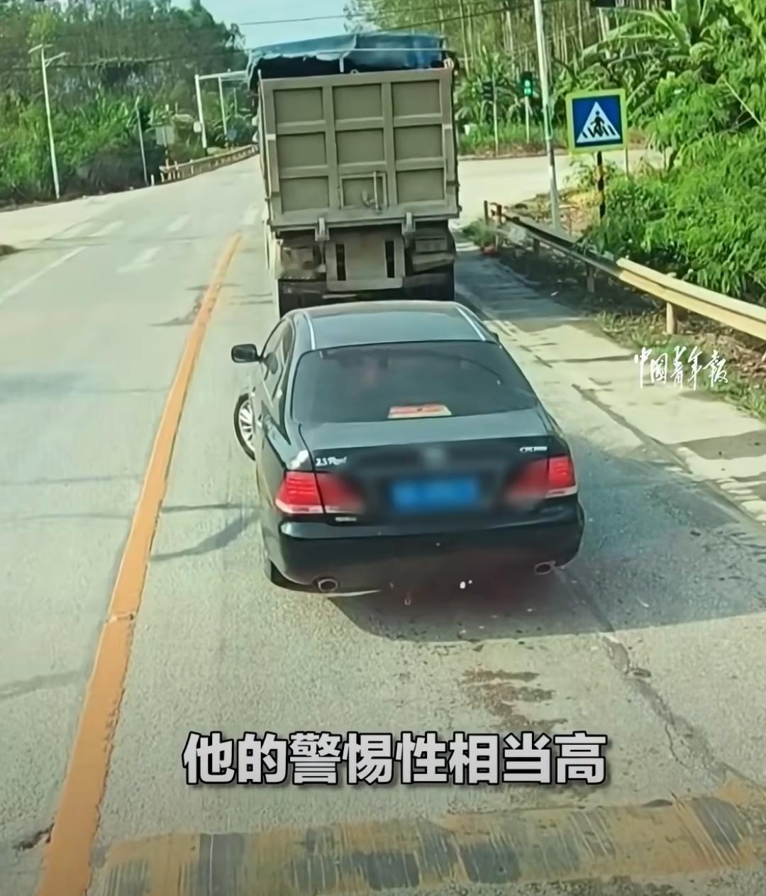 前后有大车时方向盘要多打半圈这就是非常典型的防御性驾驶。其实还是超级重要的，能让