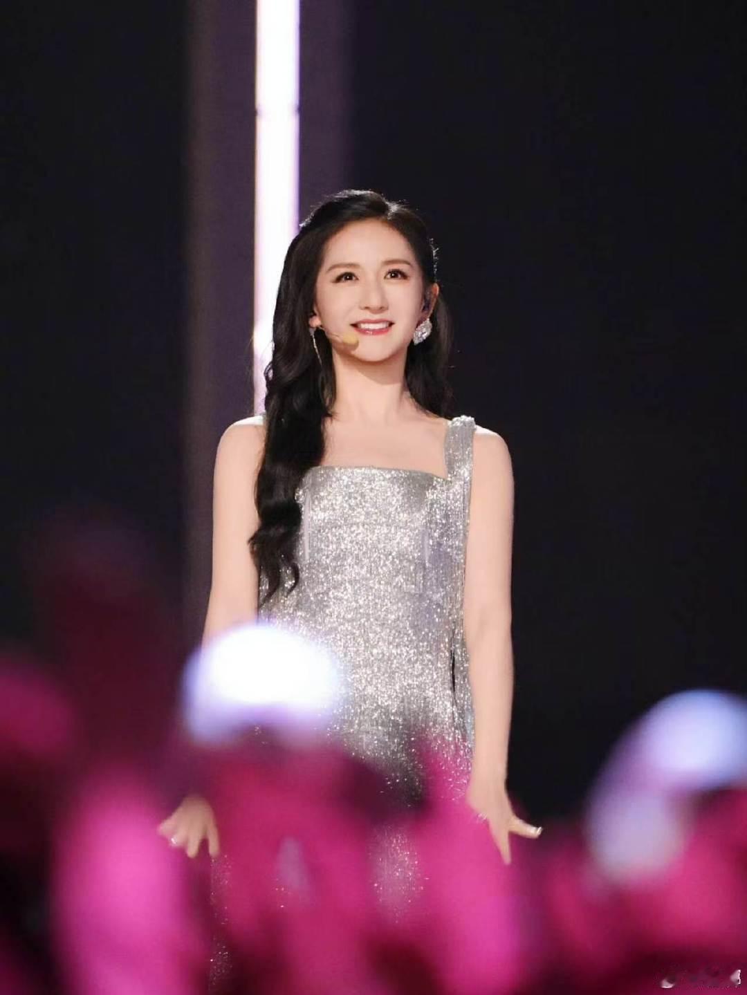 盘点那些谢娜主持过的舞台坐镇中国电影 120 周年活力之夜，台风沉稳大气，褪去往