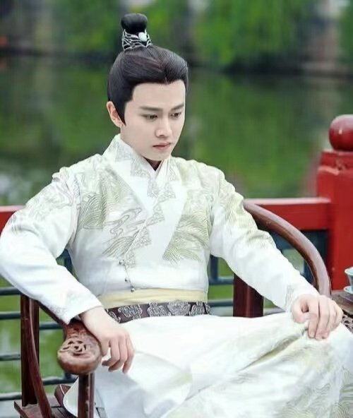 任嘉伦谭松韵锦衣之下开播六周年锦衣之下开播六周年任嘉伦、谭松韵主演的《锦衣之下》