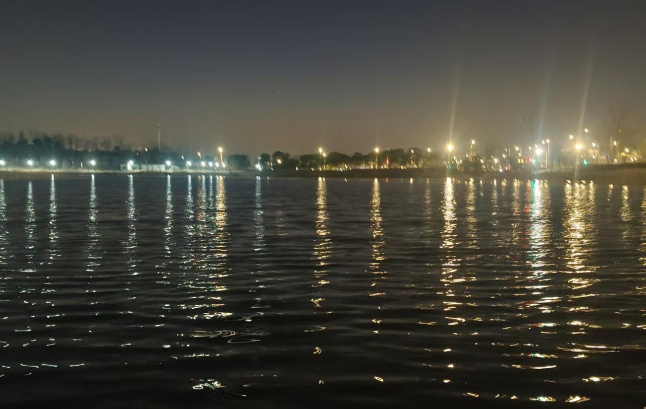 天南地北大拜年在城市，居住在湖边，是不错的选择。