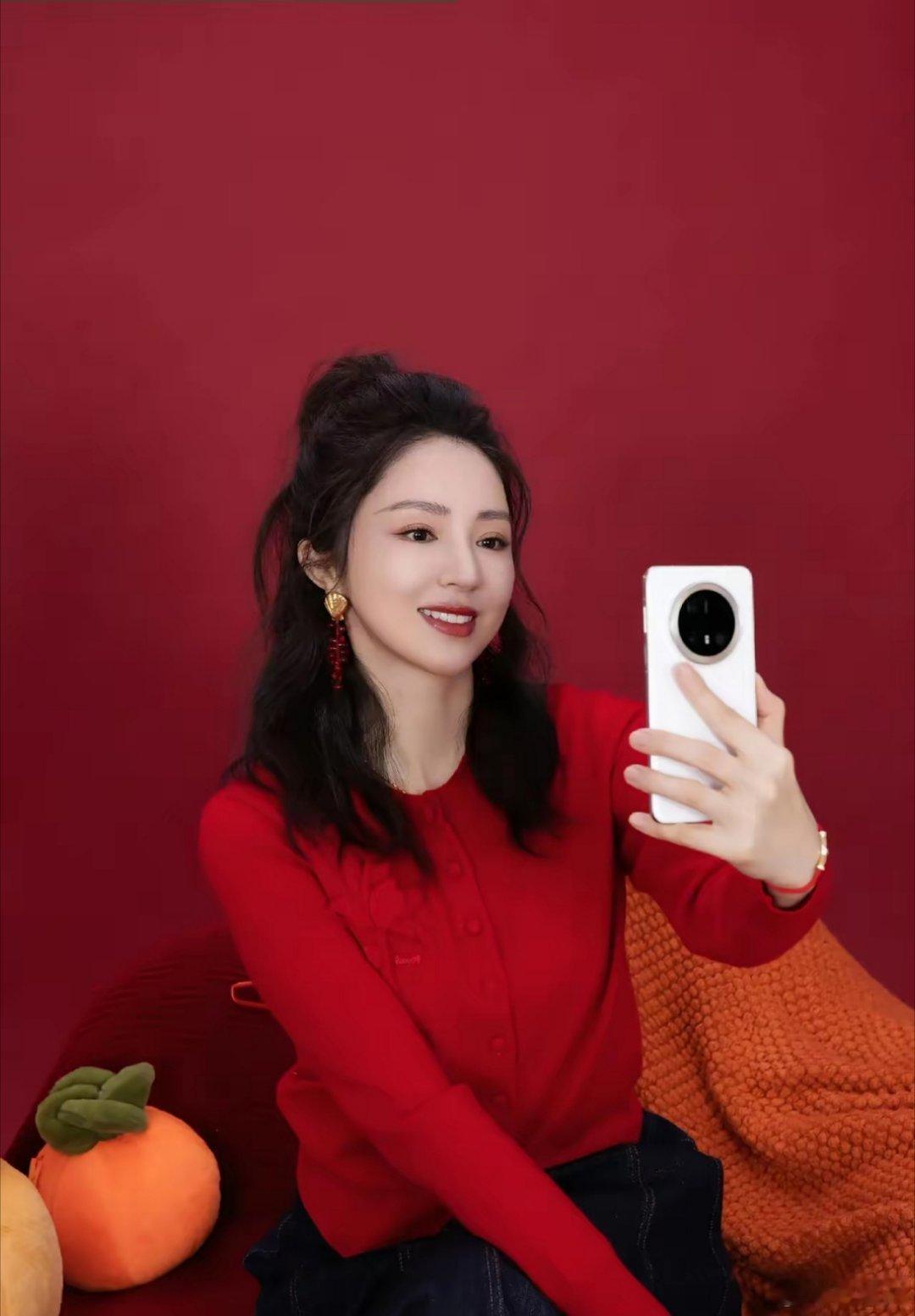 董璇和女儿拍新年大片，8岁小酒窝继承妈妈高颜值，甜美可爱！1月16日，董璇在社交