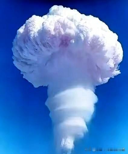 很多人以为只有我们能用氢弹。
其实美俄也有，只是他们的氢弹维护成本太高，而且性能