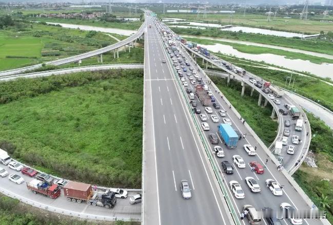 发现了吗？现在的高速服务区很多人下车就是去加个油，上个厕所，洗把脸，接杯开水，很