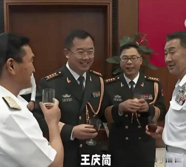 前驻日武官王庆简，大校军衔。2006年夏天，他在北京被带走了。
 
很少有人知道