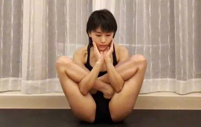 王子文[心][心]会的姿势真多啊 ​​​