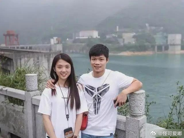 苏炳添与妻子年轻时的照片，二人青梅竹马 从初中至今，属实可贵 ​​​