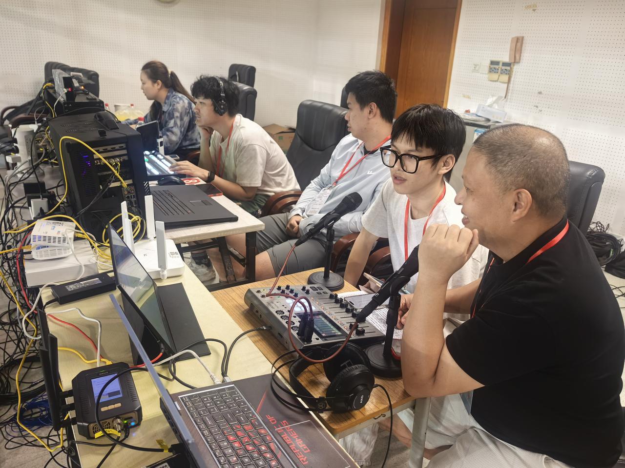 昨天晚上，回到熟悉的大梅州，在梅县文体中心现场解说粤超梅州对惠州的比赛。用客家话