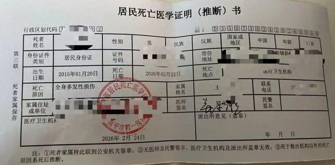 11岁男童在高速服务区上完厕所返回时被女司机撞到身亡！男童家属：“我们正常走路，