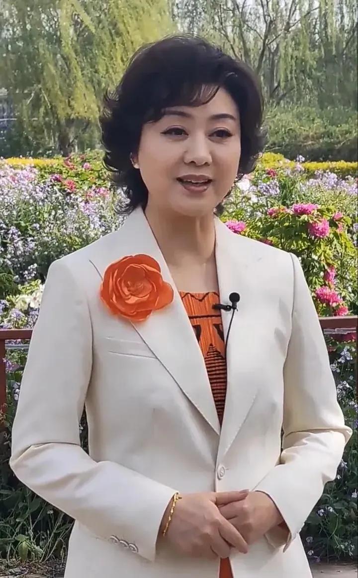 李胜素的近照   59岁的老女人了，发型还是那么精致，举止还是那么优雅，颜值还是