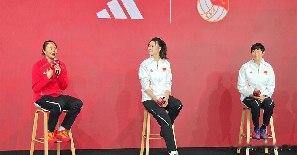 罕见同框！中国女排三代队员罕见同框，出席新赛季新战袍仪式！杨昊是雅典奥运会冠军，