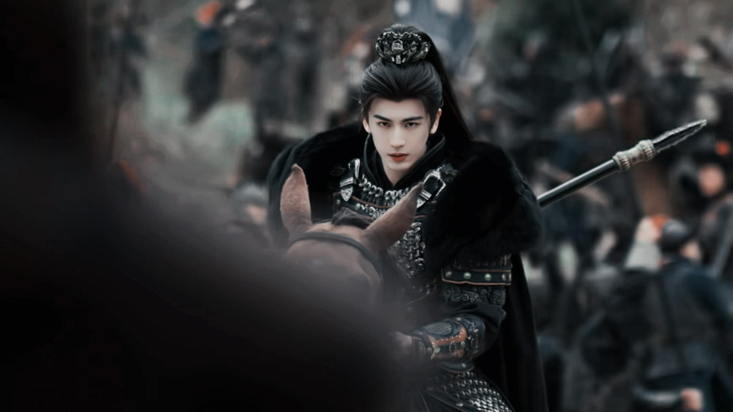 你懂什么是少年将军具像化。。上战场就满身戾气 要救长宁也要杀敌 把敌人打下马就昂